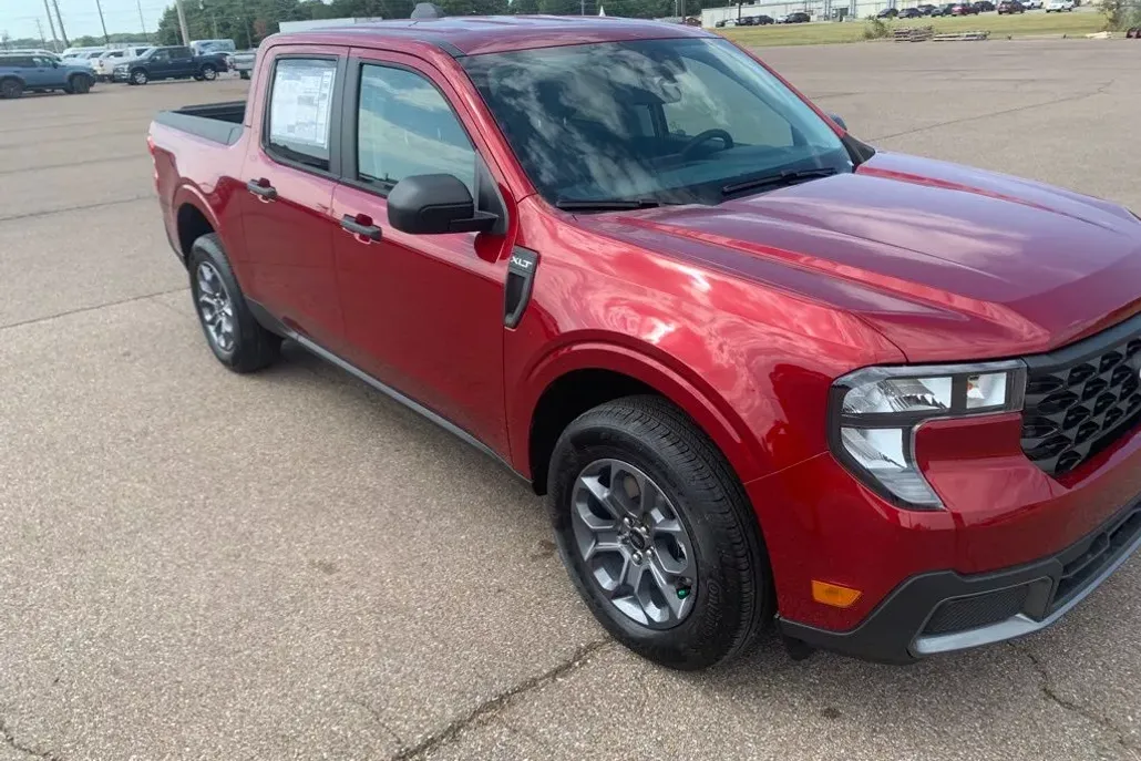 2025 Ford Maverick XLT photo 1