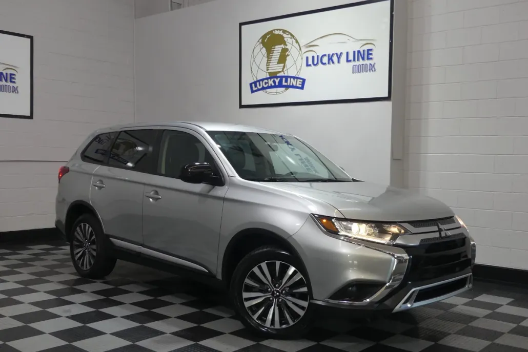 2020 Mitsubishi Outlander ES photo 1
