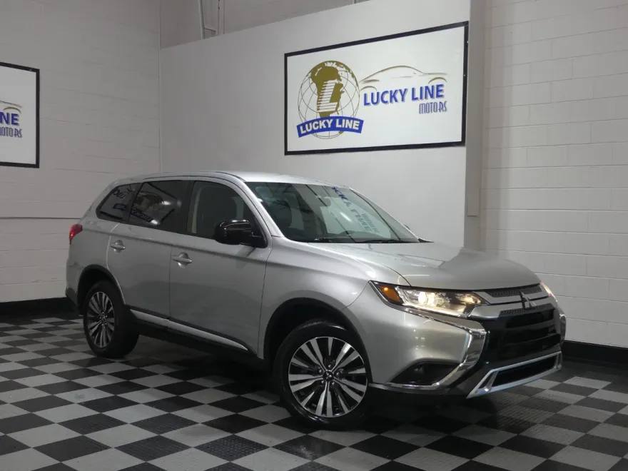2020 Mitsubishi Outlander ES photo 1