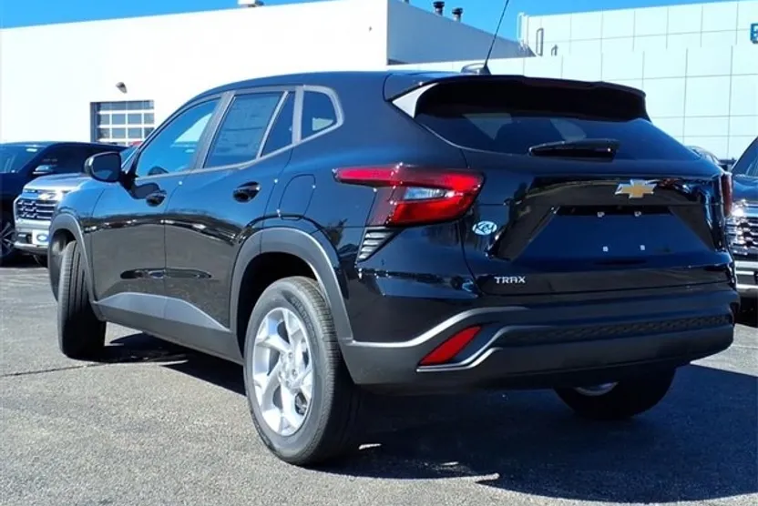 2025 Chevrolet Trax LS photo 1