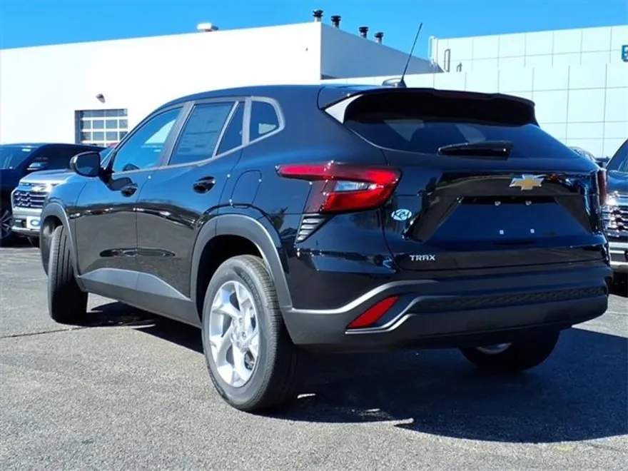 2025 Chevrolet Trax LS photo 1