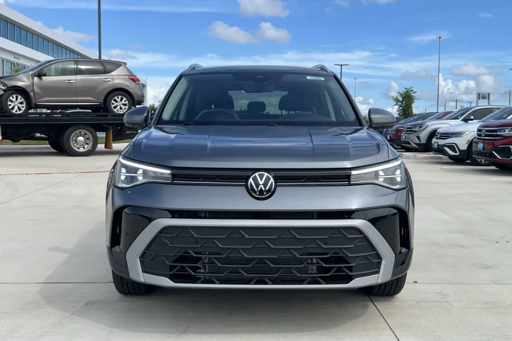 2025 Volkswagen Taos SE photo 1
