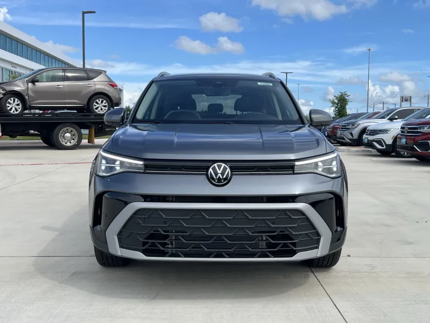2025 Volkswagen Taos SE photo 1