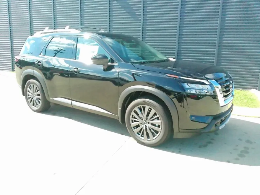 2025 Nissan Pathfinder SL photo 1