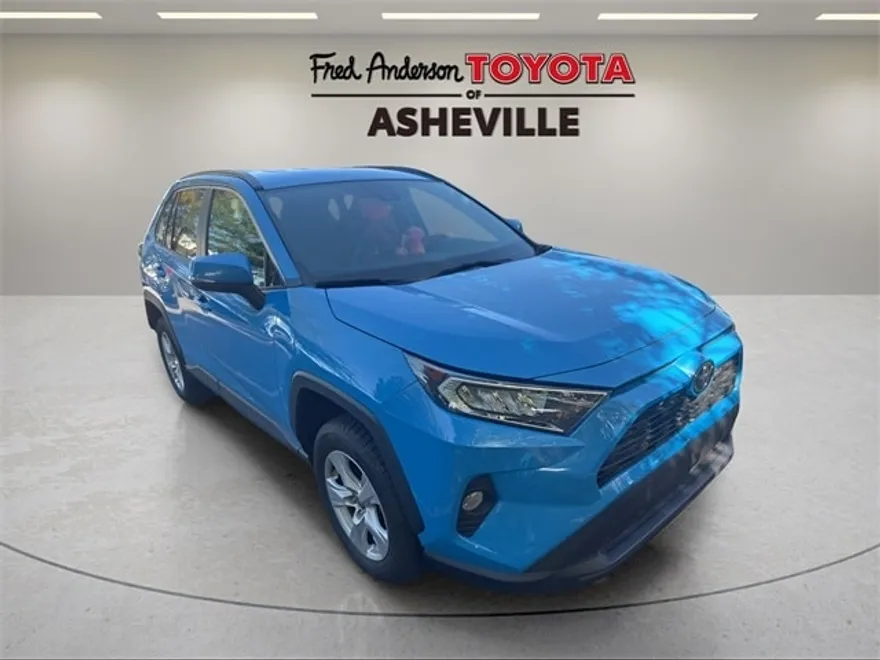 2021 Toyota RAV4 XLE photo 1