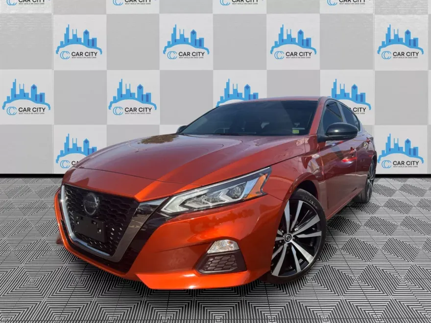 2022 Nissan Altima SR photo 1