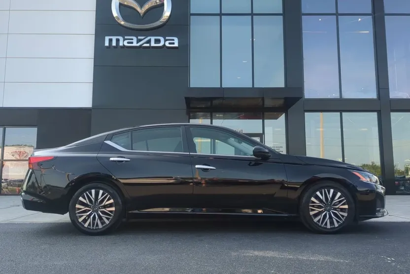 2023 Nissan Altima 2.5 SV photo 1