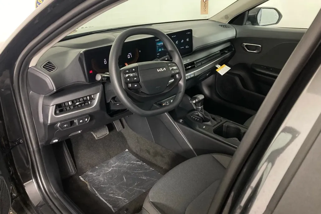 2025 Kia K4 LXS photo 1