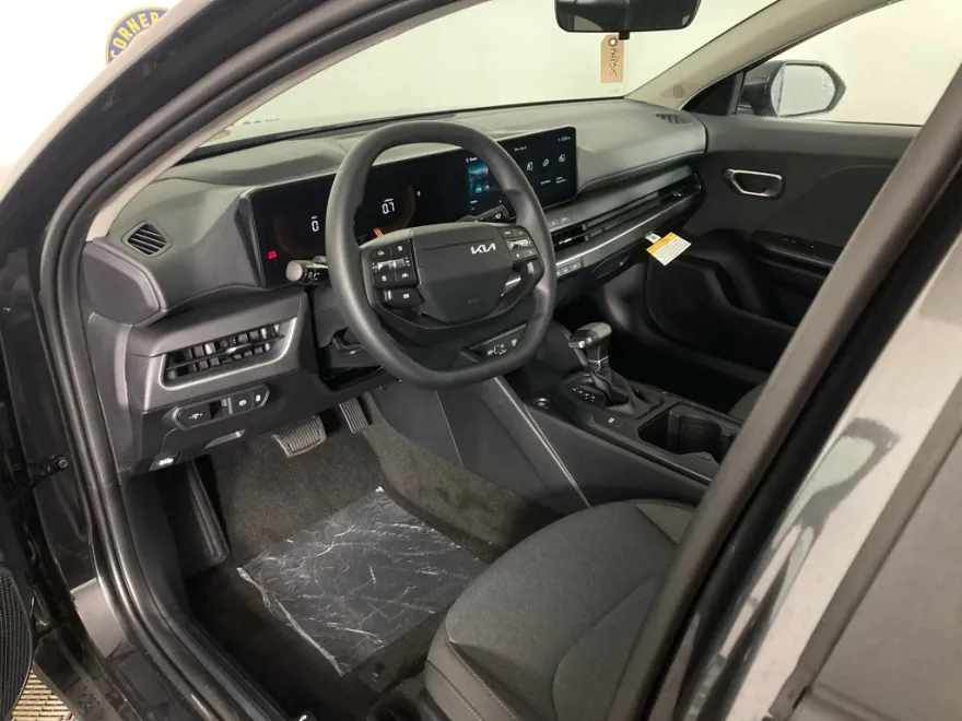 2025 Kia K4 LXS photo 1