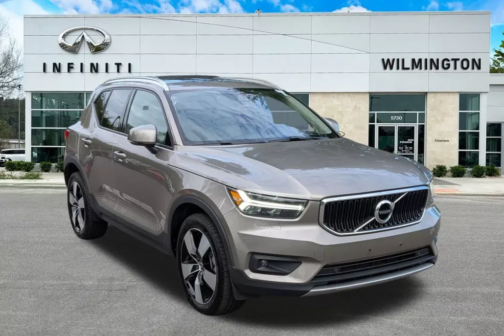 2022 Volvo XC40 Momentum photo 1