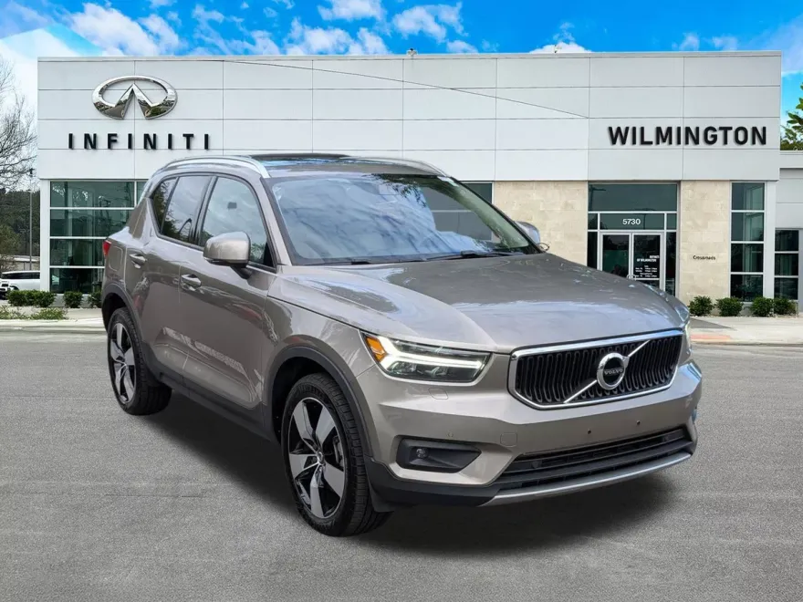 2022 Volvo XC40 Momentum photo 1