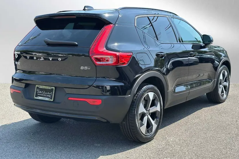 2025 Volvo XC40 Plus photo 1