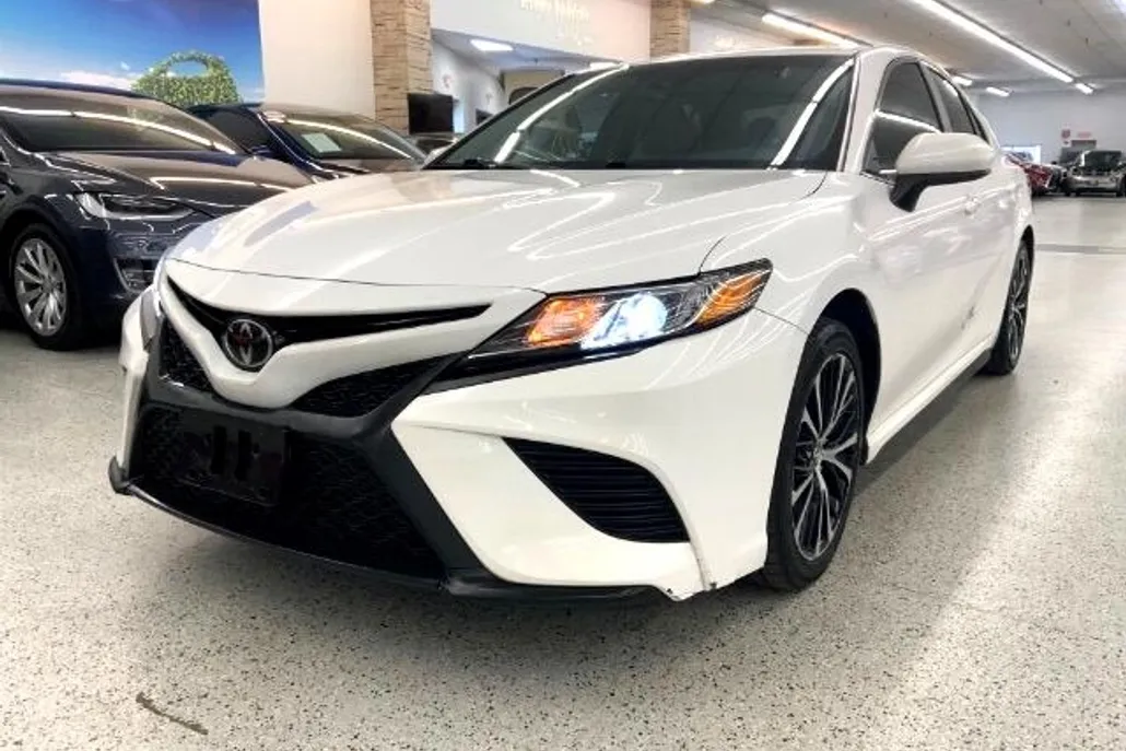 2018 Toyota Camry LE photo 1