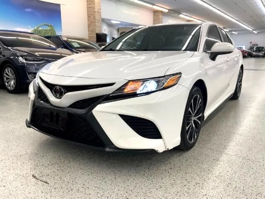 2018 Toyota Camry LE photo 1