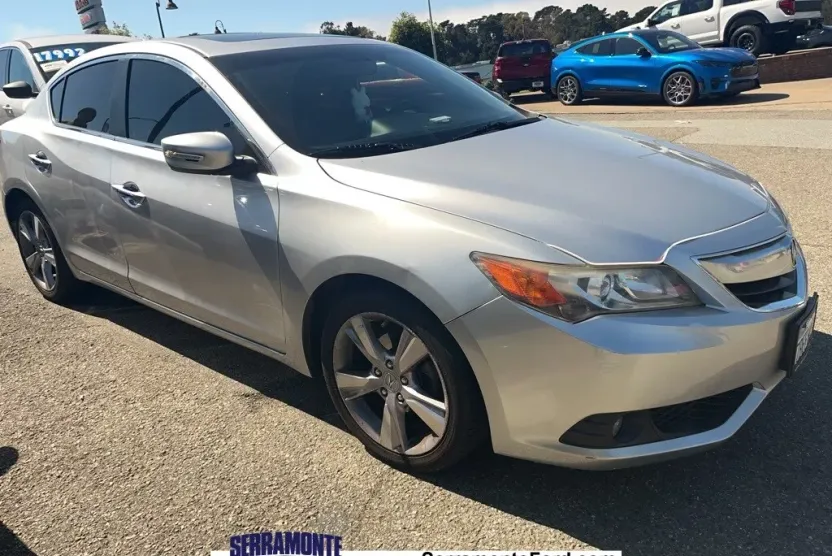 2013 Acura ILX 2.0L Premium photo 1