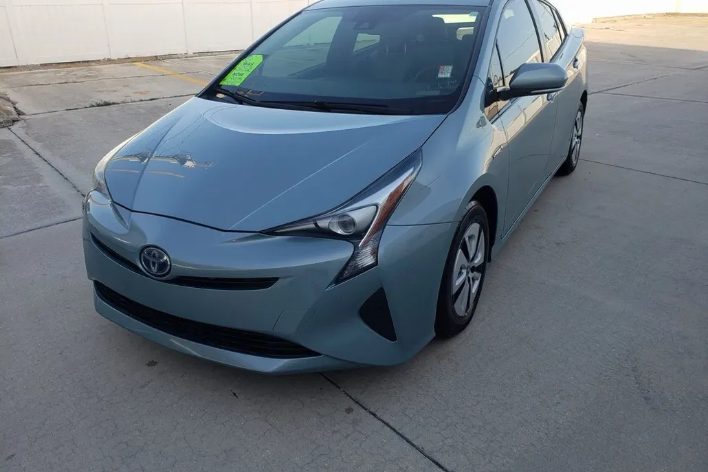 2017 Toyota Prius Four photo 1