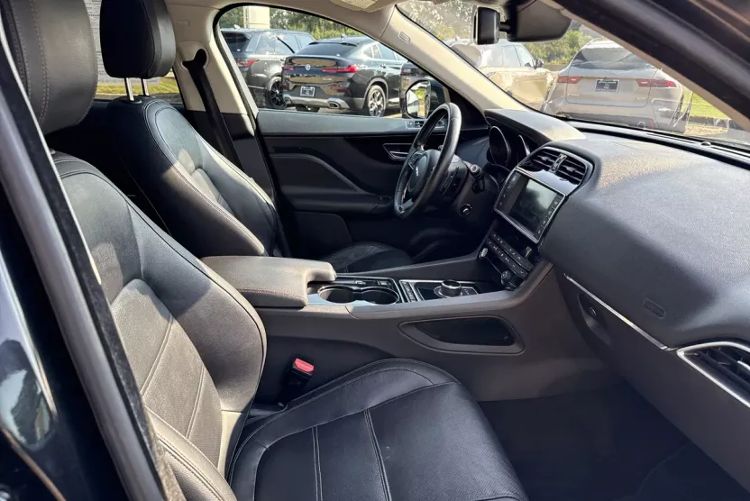 2017 Jaguar F-PACE Prestige photo 1
