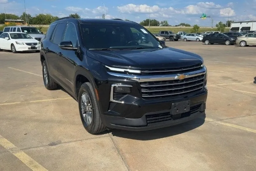 2025 Chevrolet Traverse 2LT photo 1