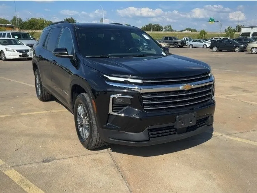 2025 Chevrolet Traverse 2LT photo 1