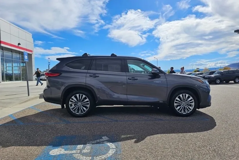 2021 Toyota Highlander Hybrid Platinum photo 1