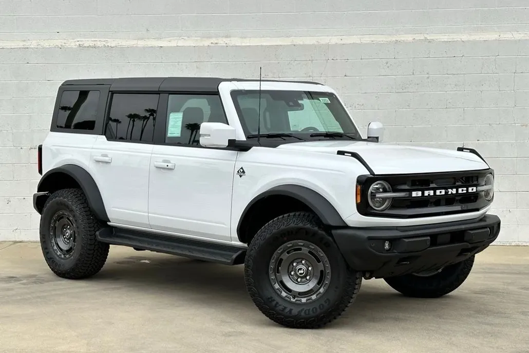 2025 Ford Bronco Outer Banks photo 1
