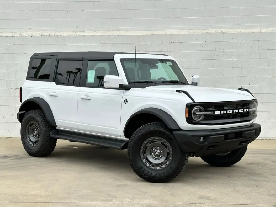 2025 Ford Bronco Outer Banks photo 1