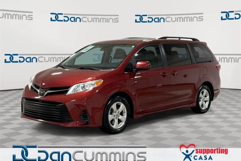 2020 Toyota Sienna LE photo 1