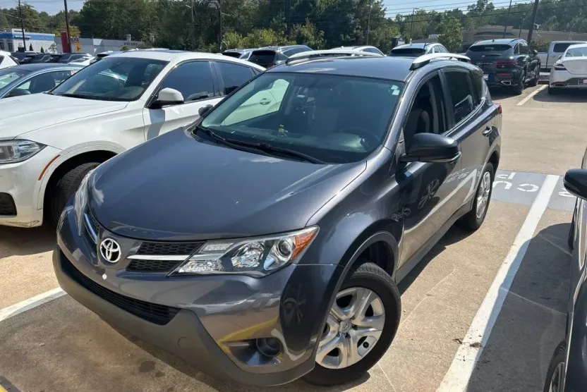 2014 Toyota RAV4 LE photo 1