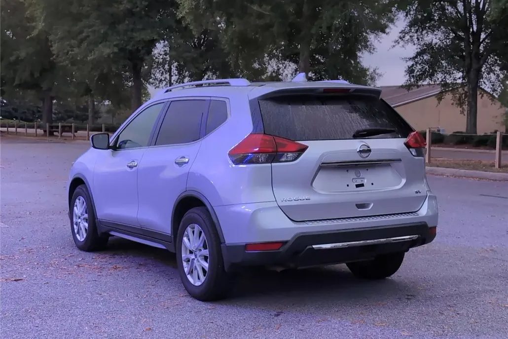 2017 Nissan Rogue SV photo 1