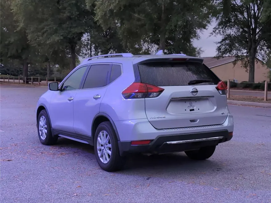 2017 Nissan Rogue SV photo 1