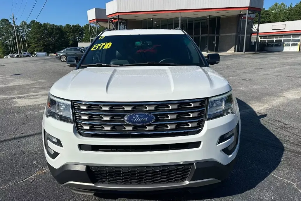 2017 Ford Explorer XLT photo 1