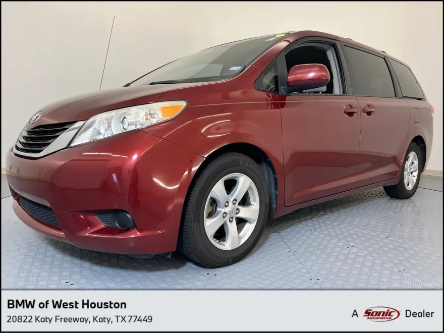 2013 Toyota Sienna LE photo 1
