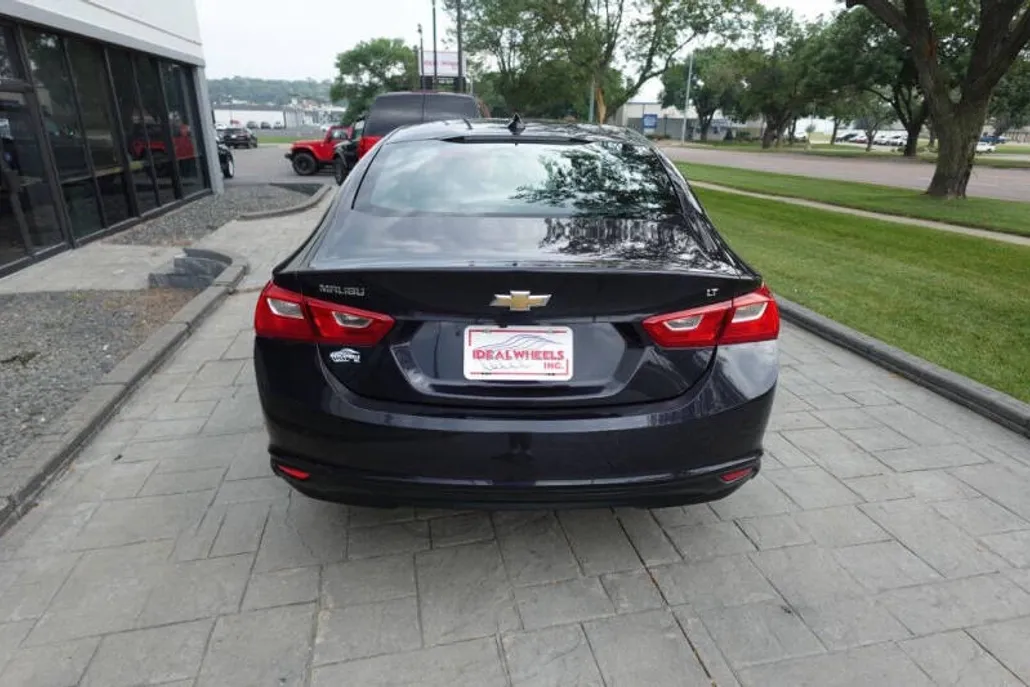 2023 Chevrolet Malibu 1LT photo 1