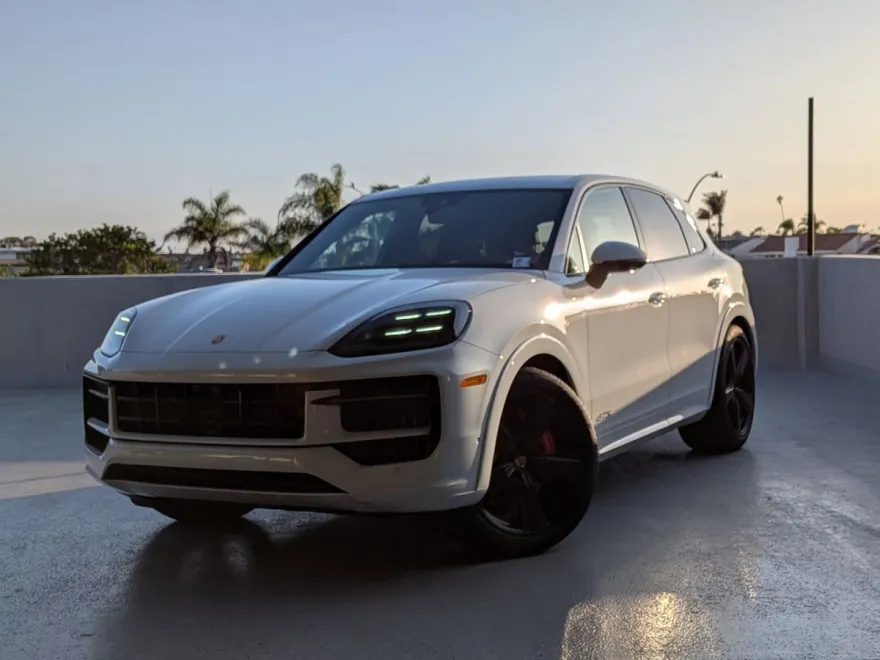 2025 Porsche Cayenne GTS photo 1
