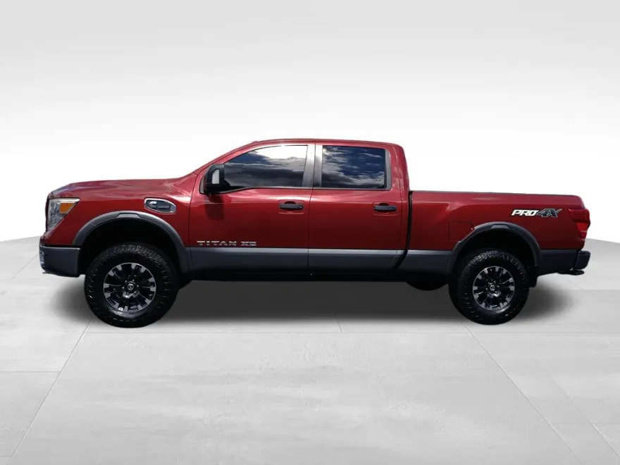 2017 Nissan Titan PRO-4X photo 1
