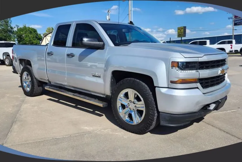2018 Chevrolet Silverado 1500 Custom photo 1