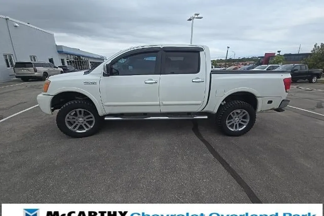 2012 Nissan Titan SL photo 1