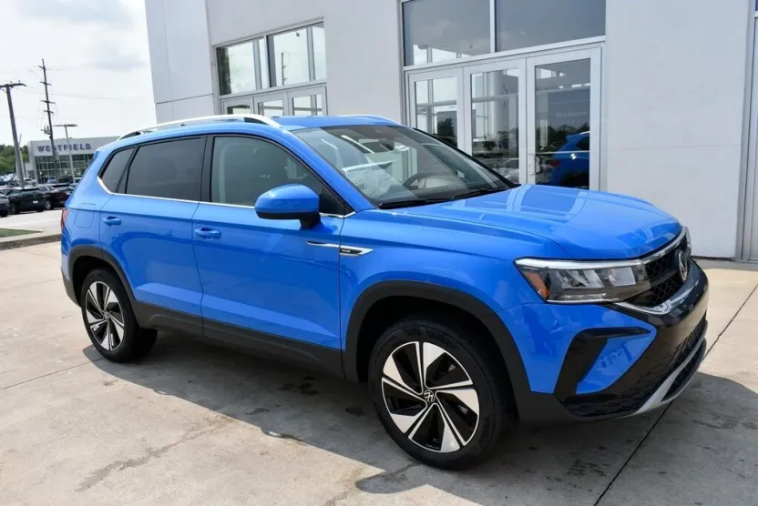 2024 Volkswagen Taos SE photo 1
