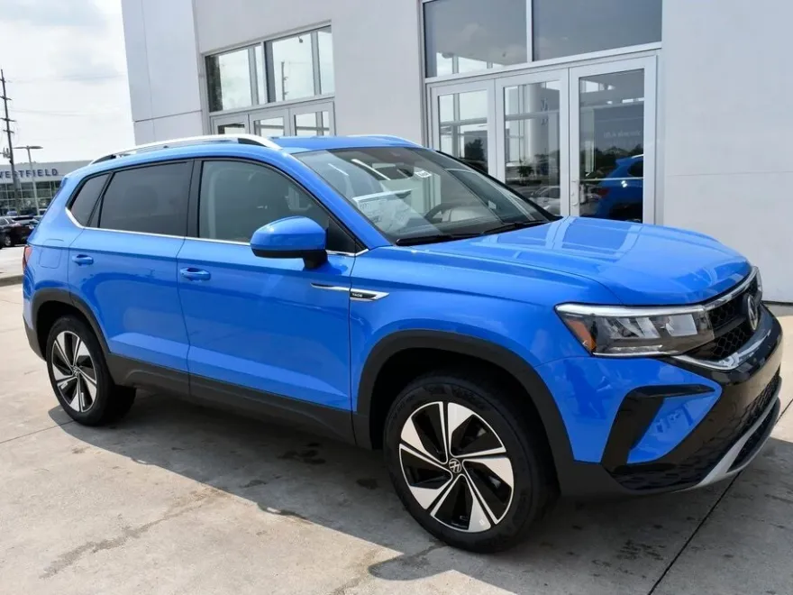 2024 Volkswagen Taos SE photo 1