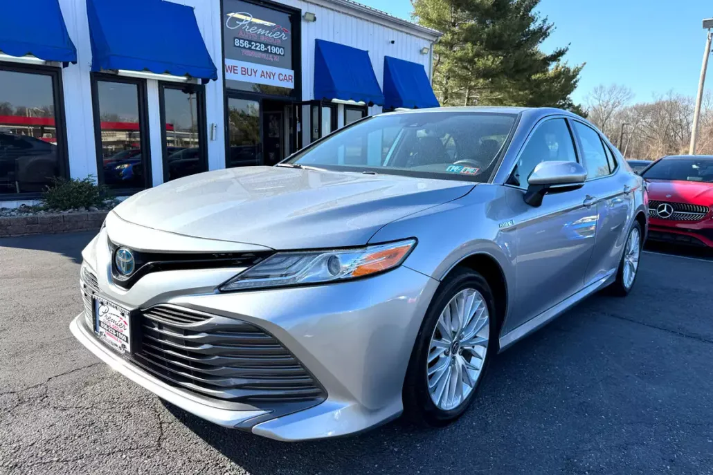 2020 Toyota Camry Hybrid XLE photo 1