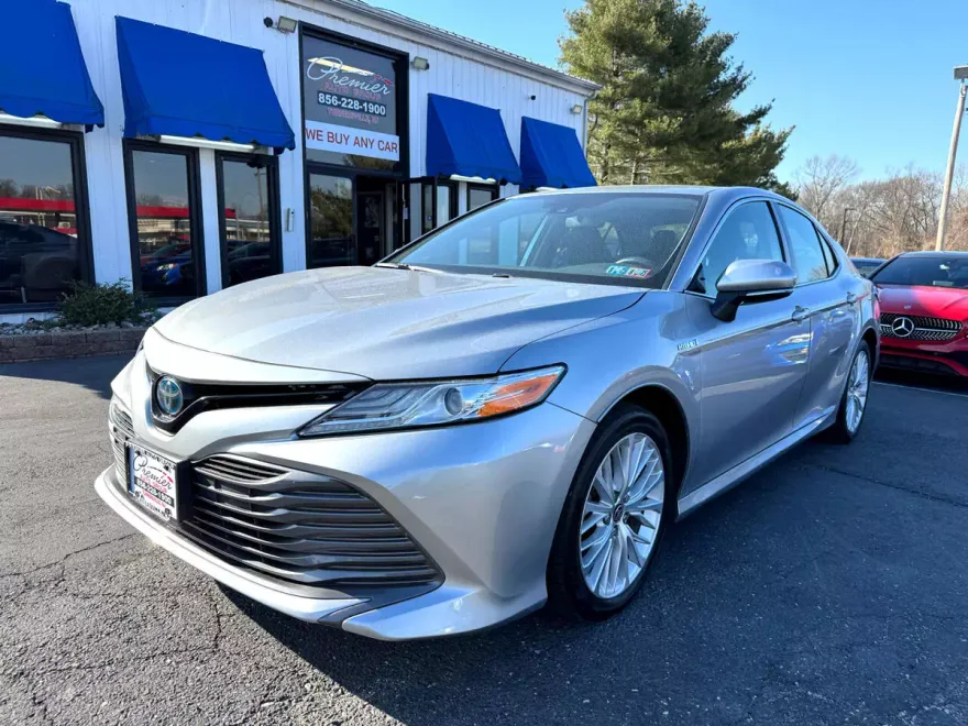 2020 Toyota Camry Hybrid XLE photo 1