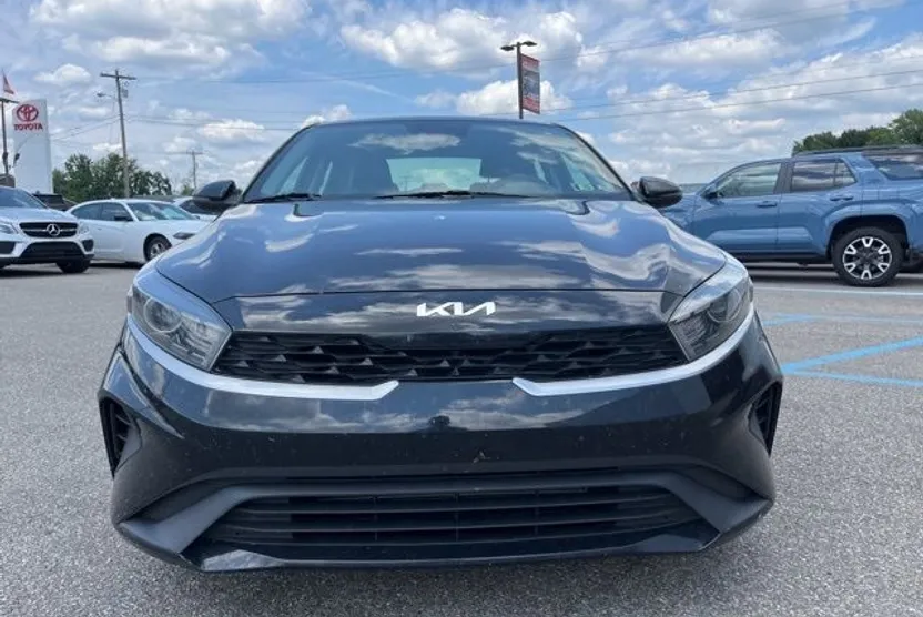 2022 Kia Forte LXS photo 1