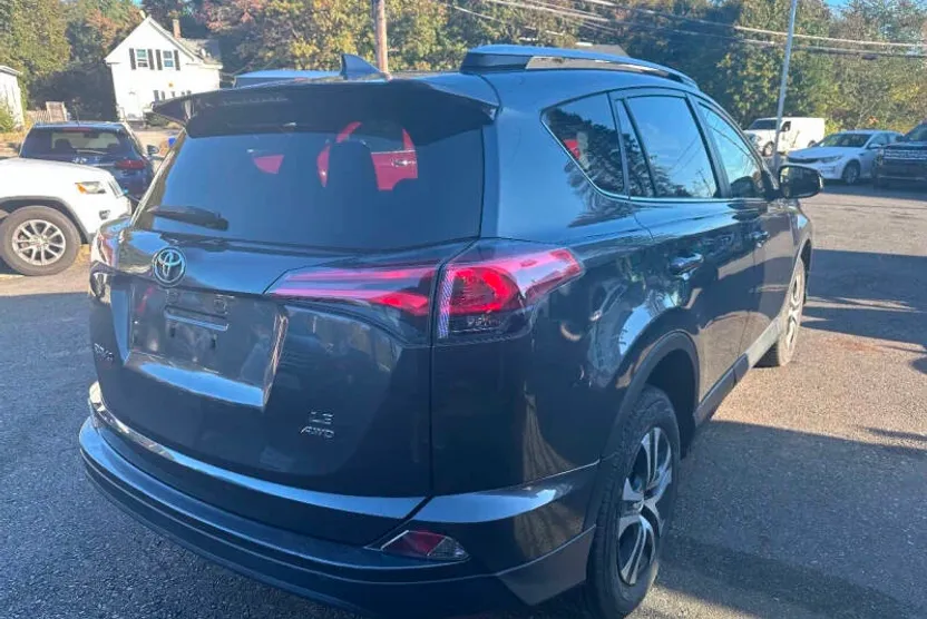 2016 Toyota RAV4 LE photo 1