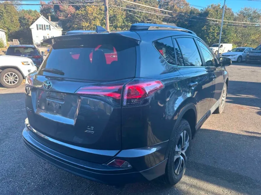 2016 Toyota RAV4 LE photo 1