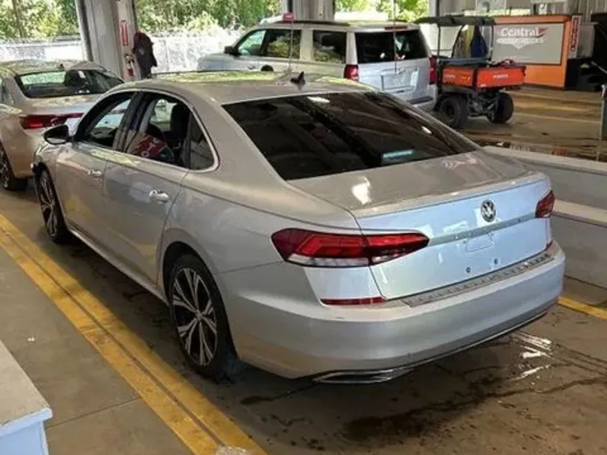 2021 Volkswagen Passat SE photo 1