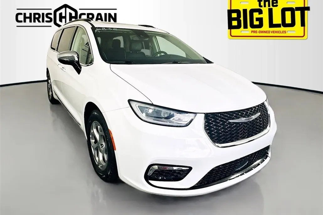 2023 Chrysler Pacifica Limited photo 1