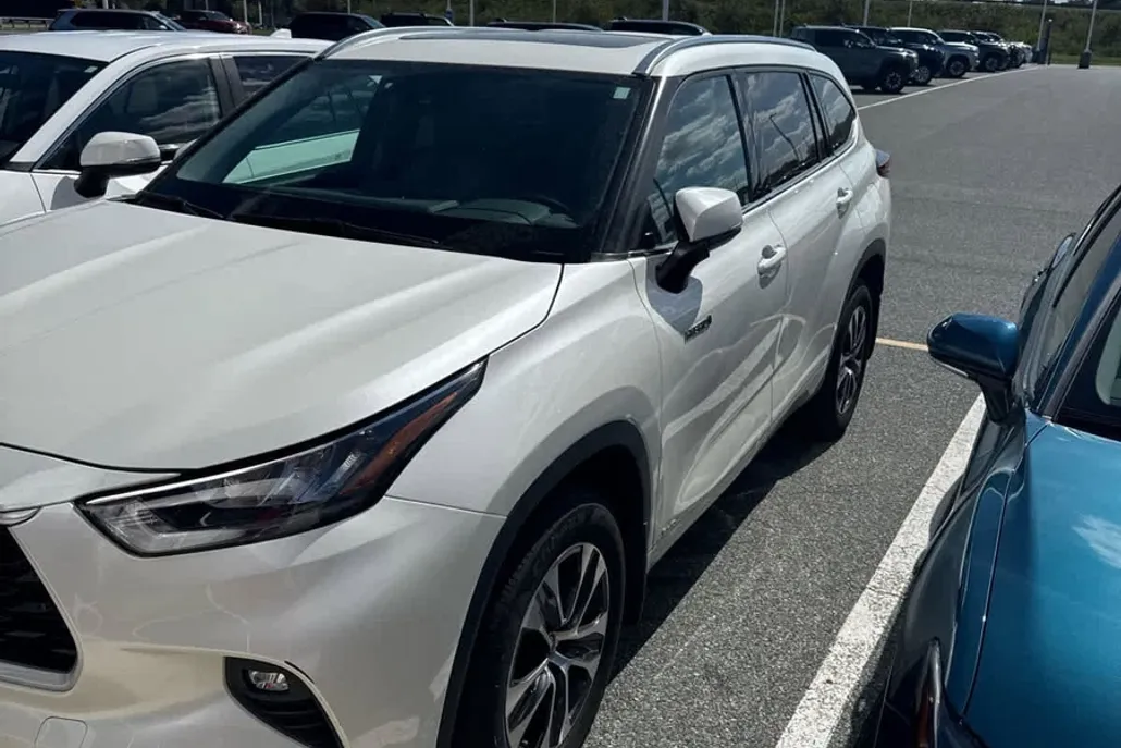 2020 Toyota Highlander Hybrid XLE photo 1