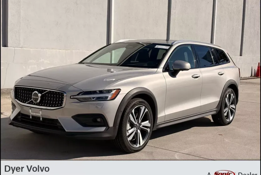 2025 Volvo V60 Cross Country Plus photo 1