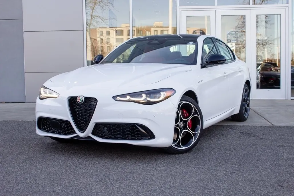 2025 Alfa Romeo Giulia photo 1