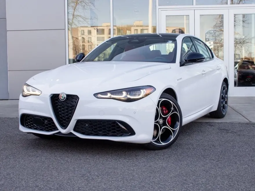 2025 Alfa Romeo Giulia photo 1